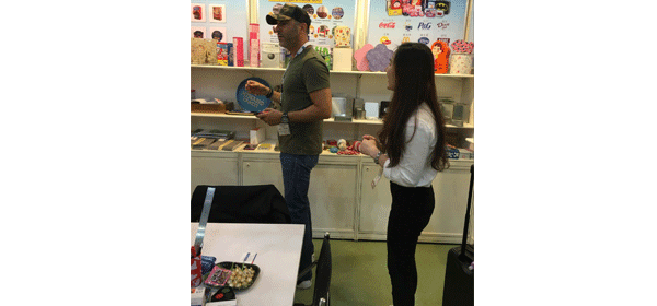 2016年香港禮品展，為客戶介紹產(chǎn)品